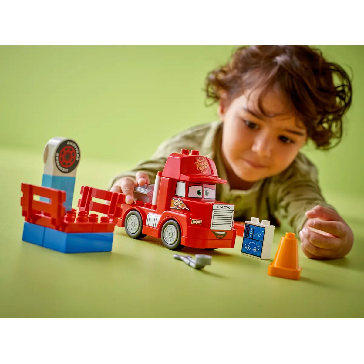 10417 | Mack At The Race
